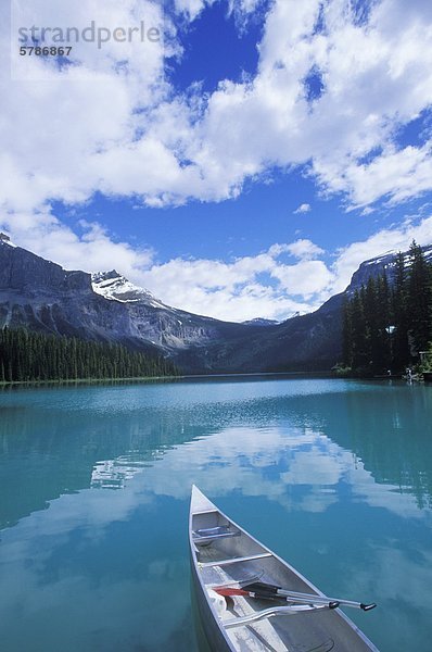 Rocky Mountains  Emerald Lake mit Kanu  British Columbia  Kanada.