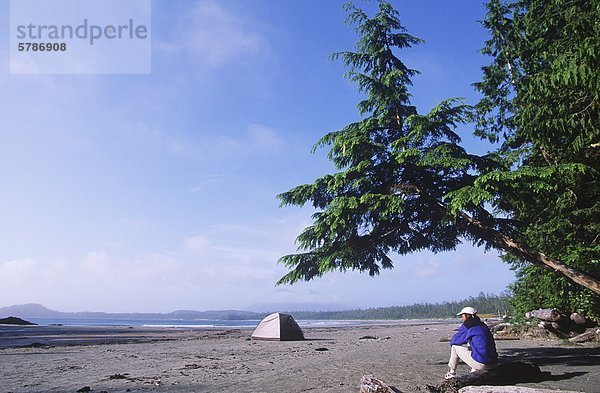 Wohnmobil am Strand auf Vargas Island  Pacific Rim  Vancouver Island  British Columbia  Kanada.