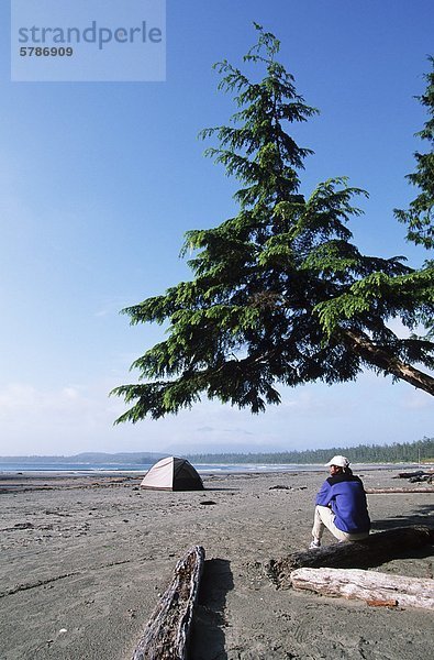 Wohnmobil am Strand auf Vargas Island  Pacific Rim  Vancouver Island  British Columbia  Kanada.