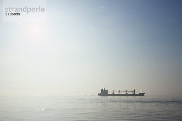 Frachtschiff in Morgen Nebel  British Columbia  Kanada.