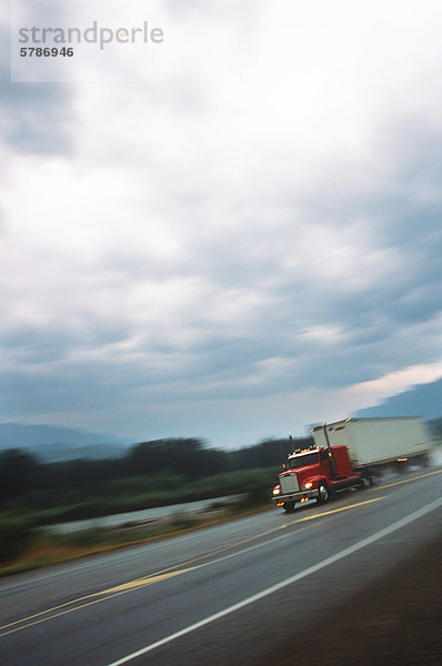 Verschwommene Aufnahme des Transport-LKW auf der Autobahn  British Columbia  Kanada.