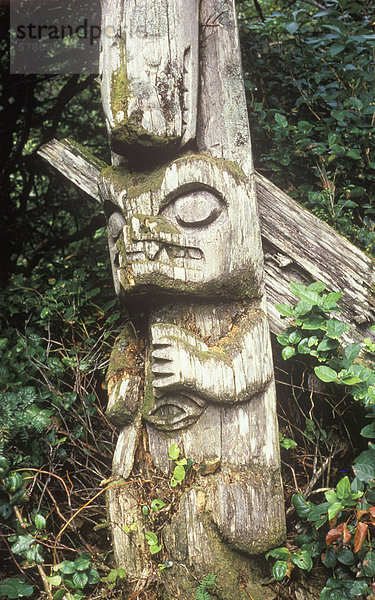 Erste Nationen Kultur  Nuu-Chah-Nulth Pole in Erfühlung Dorf: Checleset Islands  British Columbia  Kanada.