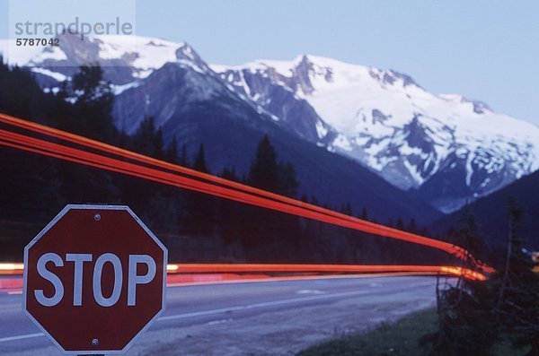 Rogers Pass  Zeitaufwand der Autobahn am Stop-Schild  British Columbia  Kanada.