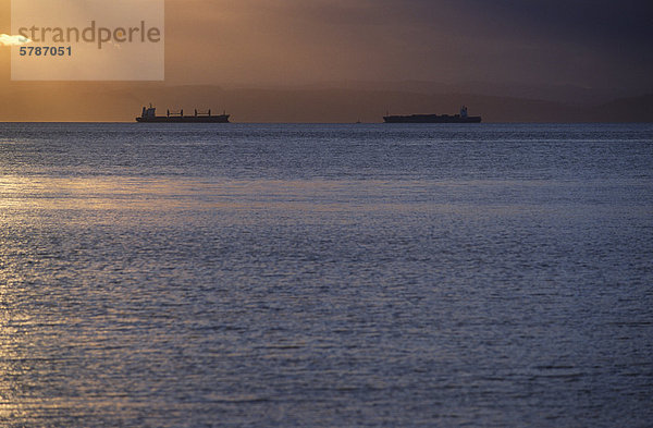 Frachter in Georgia Strait bei Sonnenuntergang  British Columbia  Kanada.