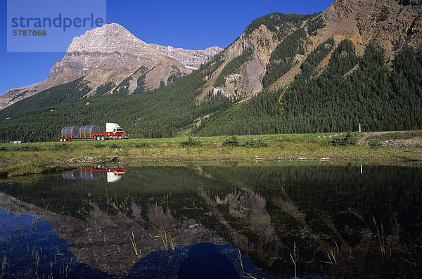 Transport-LKW in Bewegung - kanadischen Rocky Mountains  British Columbia  Kanada.