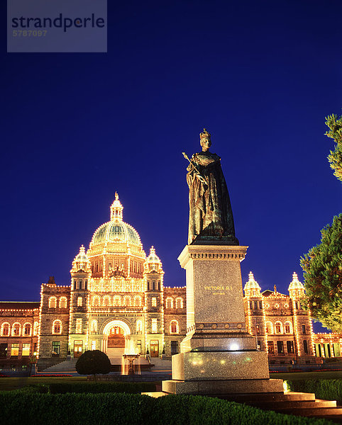 Parlamentsgebäude in der Nacht mit Statue der Königin-Victoria  Victoria  Vancouver Island  British Columbia  Kanada.