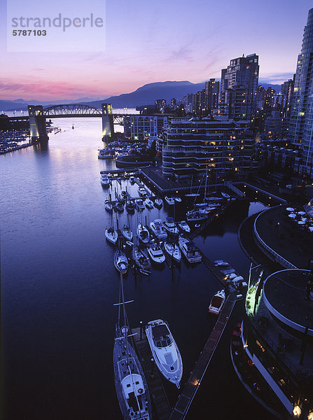 Brücke Bach unaufrichtig British Columbia Kanada Abenddämmerung Meeresarm Vancouver