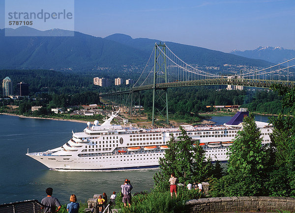 passen unterhalb Brücke Schiff Eingang Passagier Kreuzfahrtschiff British Columbia Kanada Meeresarm Vancouver