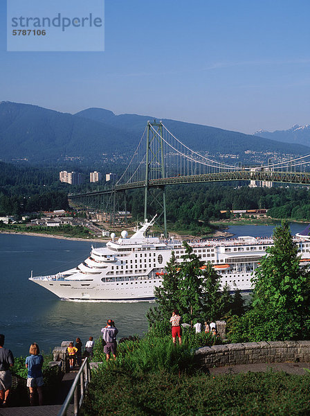 passen unterhalb Brücke Schiff Eingang Passagier Kreuzfahrtschiff British Columbia Kanada Meeresarm Vancouver