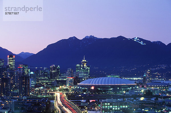 Innenstadt in der Abenddämmerung mit Bergen jenseits  Vancouver  British Columbia  Kanada.