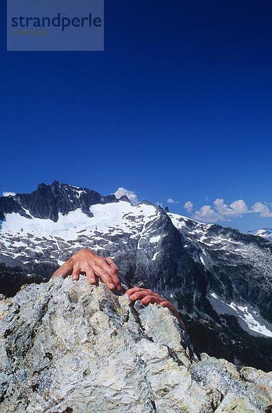 Bergsteiger Hände auf dem Felsen Berg Tantalus Range  Whistler  British Columbia  Kanada.