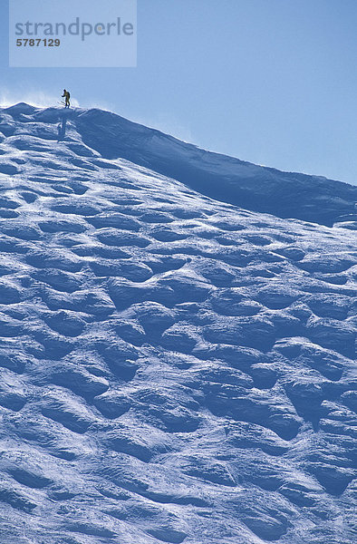 einsamer Skifahrer auf dem Schüssel  Peak Whistler  British Columbia  Kanada.