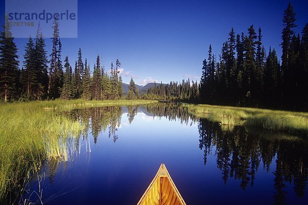 Kanu fahren auf Kibbee Lake  Bowron Lake Park  Cariboo Region  British Columbia  Kanada.