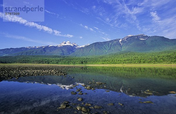 Columbia River und Mount Begbie in der Nähe von Revelstoke in British Columbia  Kanada.