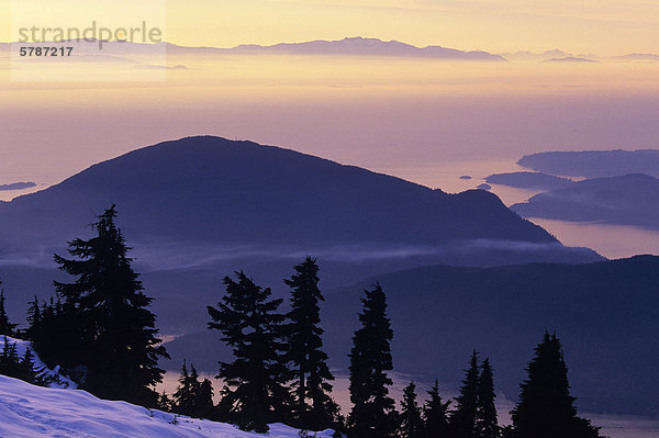 Bowen Island und Georgia Strait von Vancouvers North Shore Mountains (Mount Strachan)