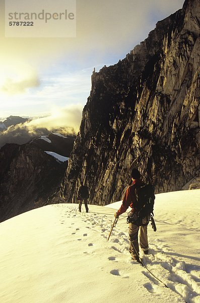 Bergsteiger steigen Mount Thiassi  Coast Range  in der Nähe von Gold Bridge  British Columbia  Kanada.