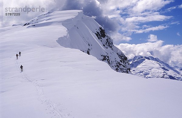 Skifahrer nähern Wolkenbruch Berg  nördlich von Squamish  British Columbia  Kanada.