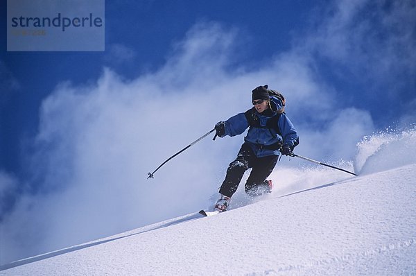 Frauen Telemarken auf Wolkenbruch-Berg  in der Nähe von Whistler  British Columbia  Kanada.