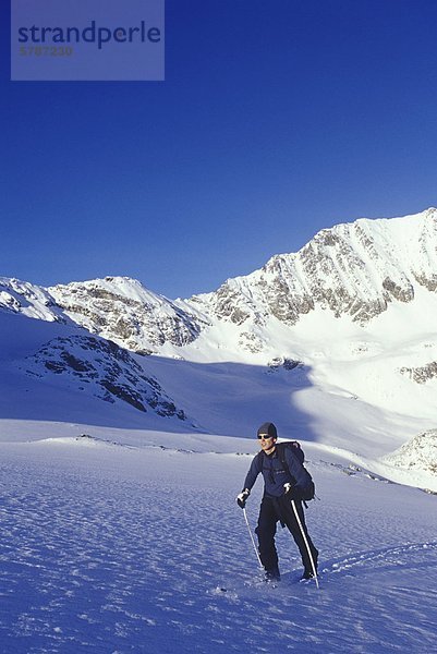 Mann auf dem Eagle Gletscher  Cariboo  British Columbia  Kanada.