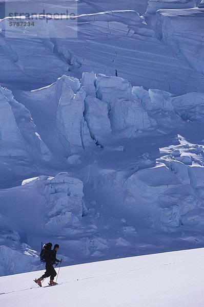 Man Skifahren unter Seracs auf Frank Smith Gletscher auf die Lillooet Icefield Ski Traverse  Coast Range  British Columbia  Kanada.