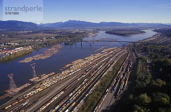 Brücke Fluss unterhalb Fraser River Fernsehantenne British Columbia Kanada