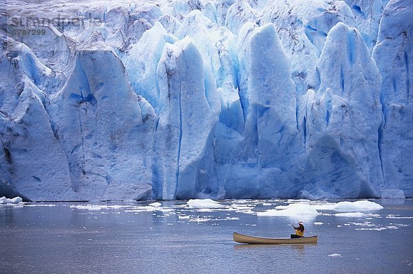 Bär Gletscher überragt ein einsamer Kanufahrer auf frigid Strohn Lake  nahe der Stadt von Stewart im nördlichen British Columbia  Kanada.