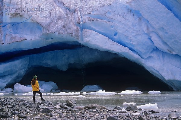 Bär-Gletscher  überragt von einem einsamen Wanderer am Ufer des kalten Strohn Lake  nahe der Stadt von Stewart im nördlichen British Columbia  Kanada.