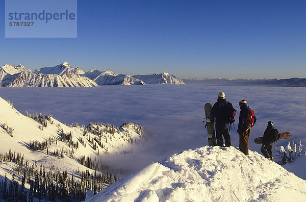 Snowboarder im Hinterland nahe Fernie  Britisch-Kolumbien  Kanada.