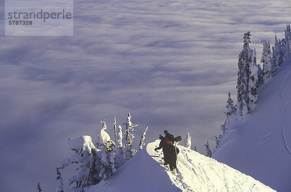 Snowboarder im Hinterland nahe Fernie  Britisch-Kolumbien  Kanada.