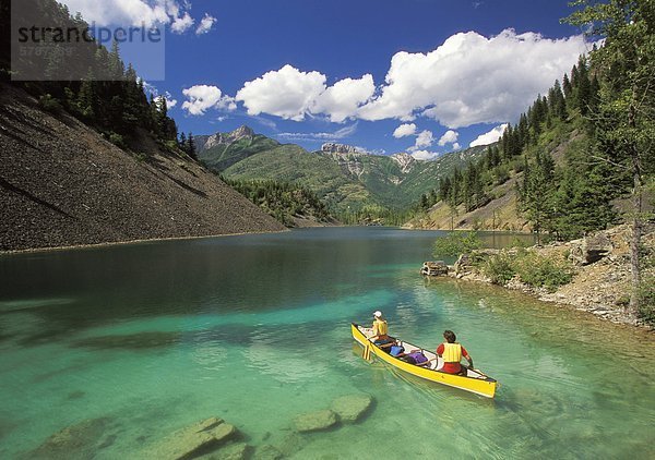 Junges Paar Kanu am unteren Silver Springs Lake in Elk Valley nahe Fernie  East Kootenays  British Columbia  Kanada.
