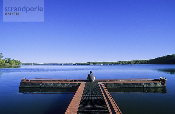 Meditation über ein Dock auf Charlie Lake  Fort St. John  British Columbia  Kanada.