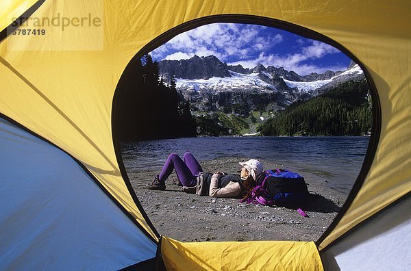 See schöne Wasser: Wanderer und Campingplatz  Tantalus Provincial Park  British Columbia  Kanada.