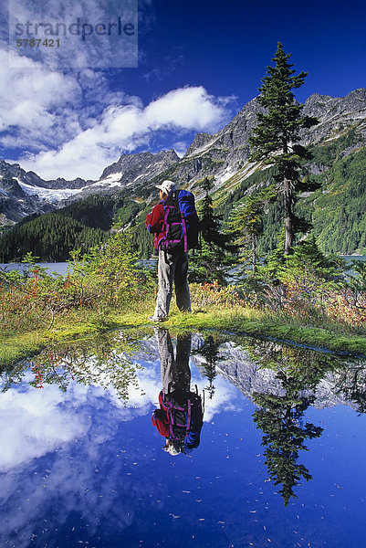 See schöne Wasser: Wanderer Reflexion  Tantalus Provincial Park  British Columbia  Kanada.