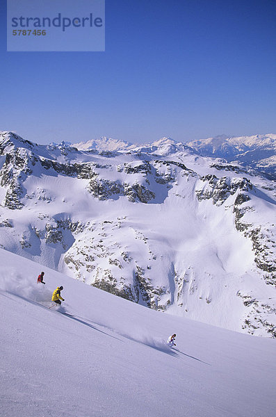 Skifahrer in Whistler Hinterland  Küstengebirge  British Columbia  Kanada.