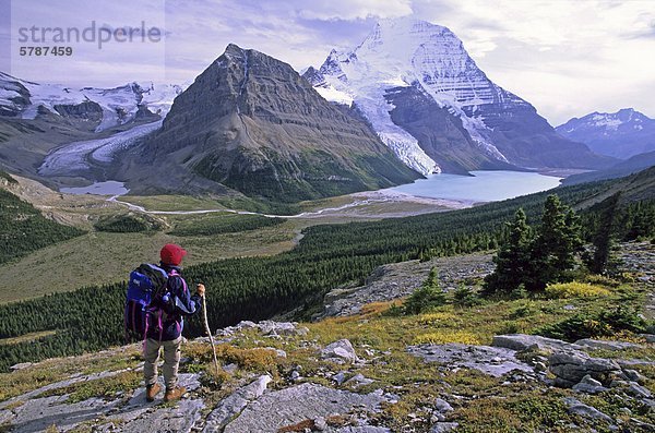 Der Berg Gletscher fällt hinunter die Nordwand des 3954 Meter/12969 ft Mount Robson in das türkisfarbene Wasser des Berg Lake