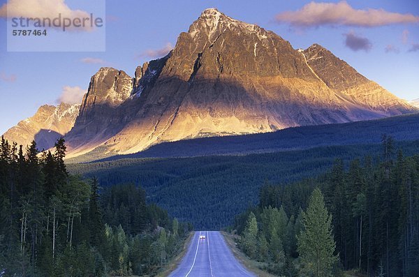 Mount Fitzwilliam thront über einer einsamen Fahrzeug am Yellowhead Highway im Morgengrauen  Mount Robson Provincial Park  British Columbia  Kanada.