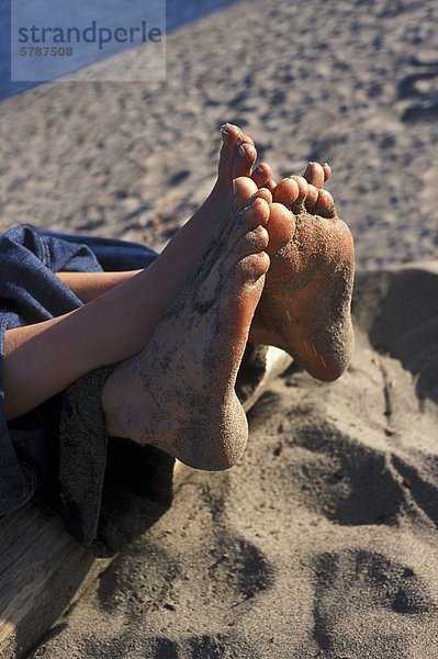 Ein paar an einem Sandstrand  British Columbia  Kanada.