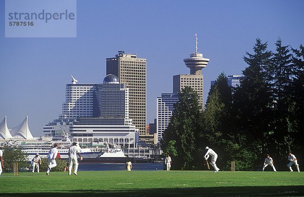 Spieler spielen Sie eine Partie Cricket im Stanley Park  Vancouver  British Columbia  Kanada.