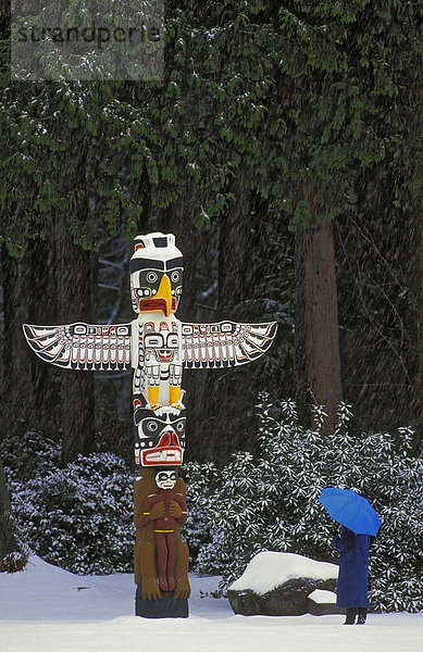 Stanley Park Totempfahl im Winter  Vancouver  British Columbia  Kanada.