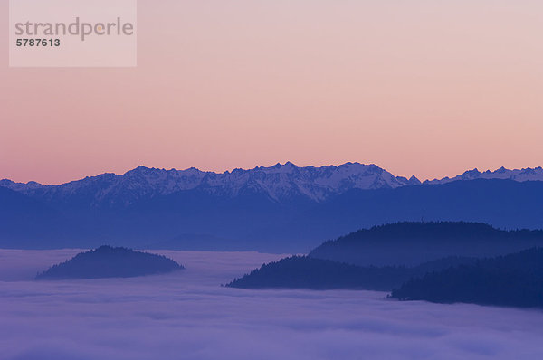 Malahat Aussichtspunkt über Finlayson Arm  nördlich von Victoria bei Sonnenuntergang mit Nebel unten Hügelkuppen  Vancouver Island  British Columbia  Kanada.