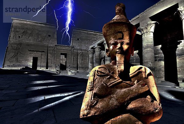 Collage aus Blitzen über dem Philae-Tempel und Osirisstatue im Tempel der Hatschepsut  Ägypten