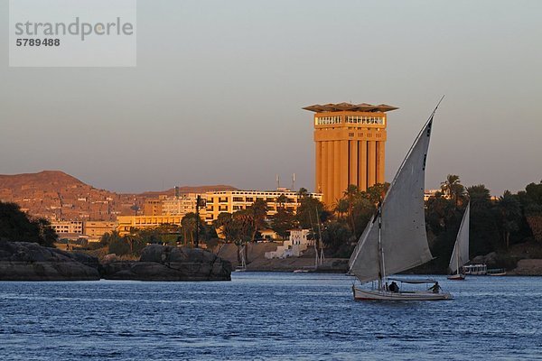 Nil und die Stadt Assuan bei Sonnenuntergang  Ägypten