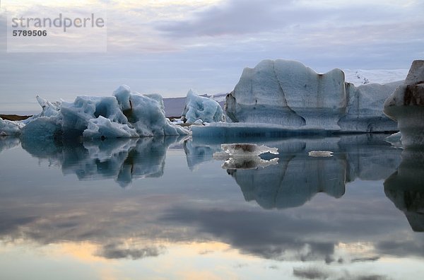 Eisberge im Gletschersee Jökulsárlón vor dem Gletscher Vatnajökull  Island