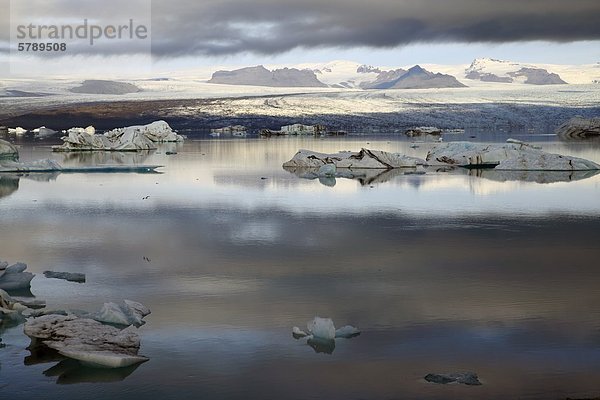 Eisberge im Gletschersee Jökulsárlón vor dem Gletscher Vatnajökull  Island