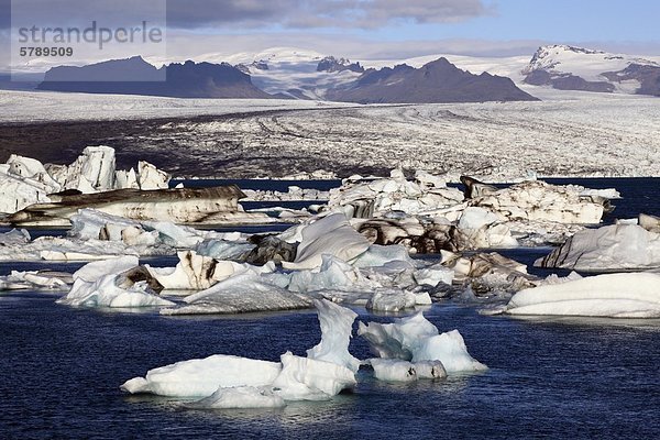 Eisberge im Gletschersee Jökulsárlón vor dem Gletscher Vatnajökull  Island