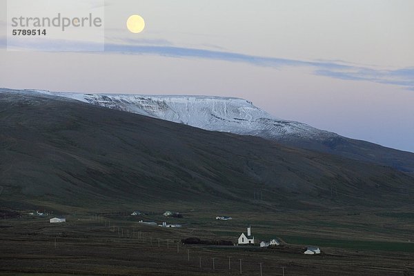 Berglandschaft im Mondschein am Hvalfjörður  Island