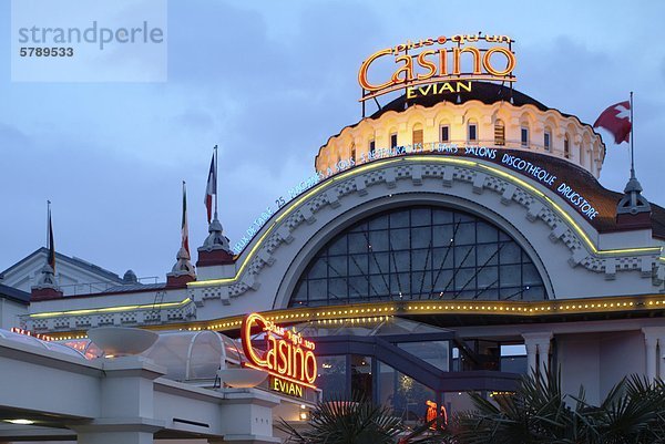 Casino von Evian-les-Bains am Abend  Frankreich