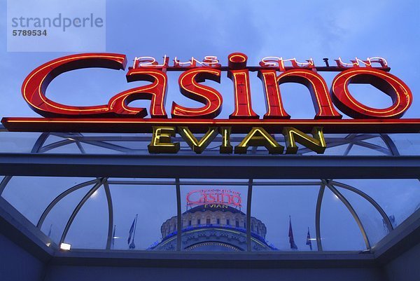 Casino von Evian-les-Bains am Abend  Frankreich