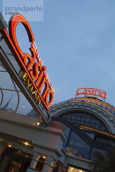 Casino von Evian-les-Bains am Abend  Frankreich