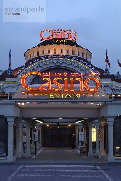 Casino von Evian-les-Bains am Abend  Frankreich